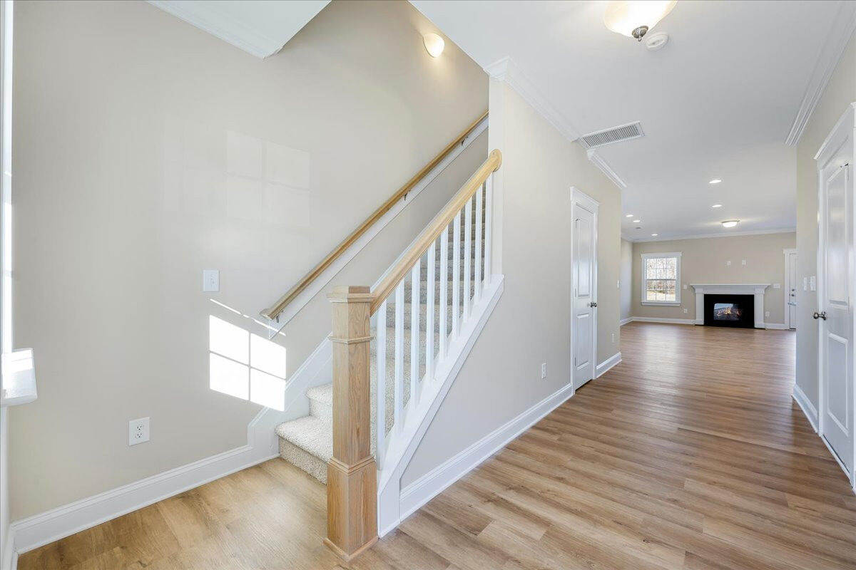 https://assets.windsorhomes.us/img/OWL_lot2_Columbia_C_5985_Elk Ridge_Dr_foyer.jpg